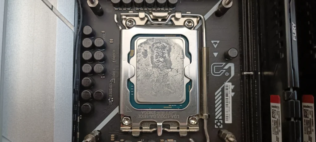 Udtørret kølepasta på CPU processor