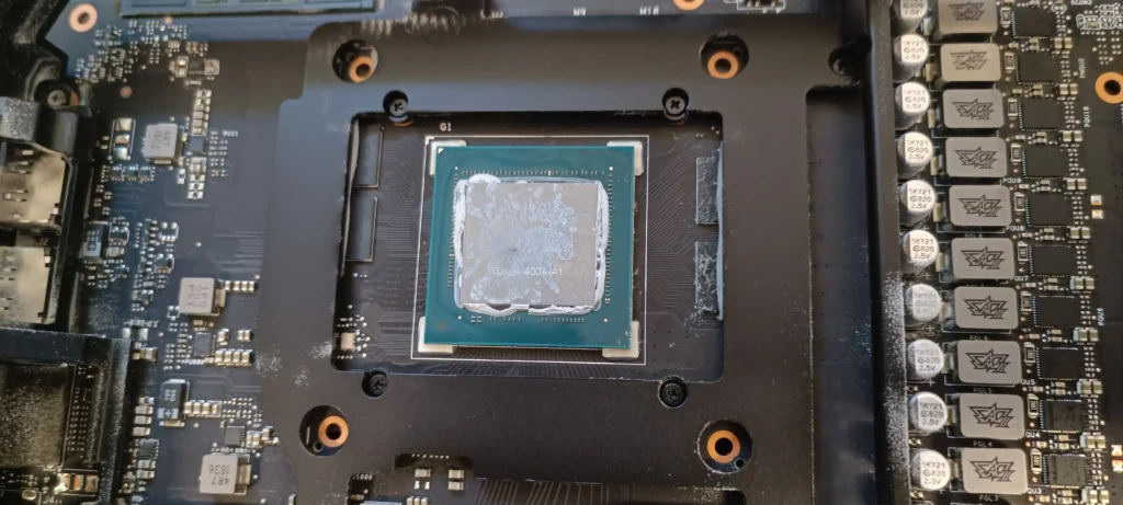 Udtørret kølepasta på GPU chip fra grafikkort