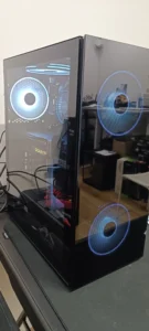 Gaming computer med blå RGB belysning og glasside