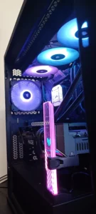 Gaming computer med blå og lilla RGB belysning i toppen