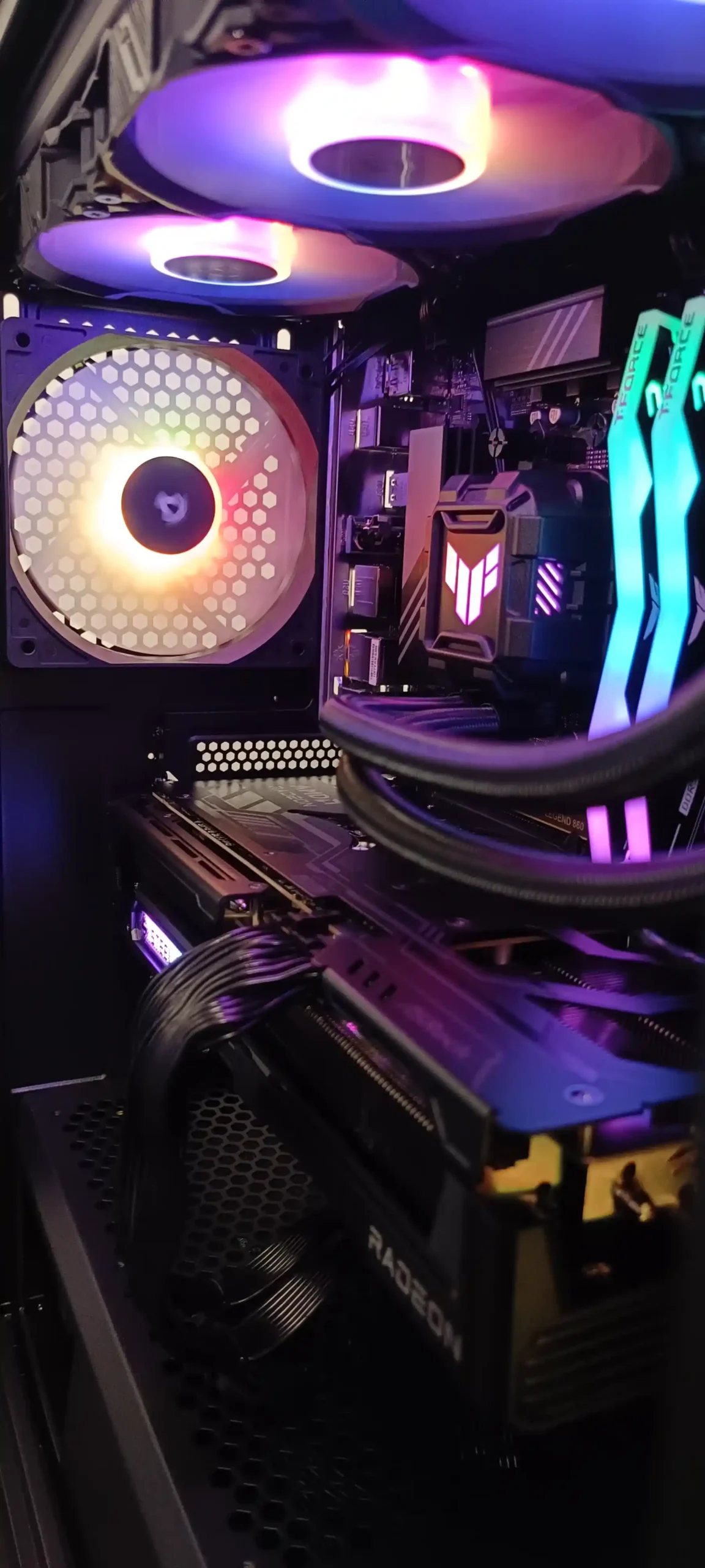 indvendig gaming computer med rgb lys