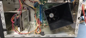 Gammel computer efter grundig rensning for støv