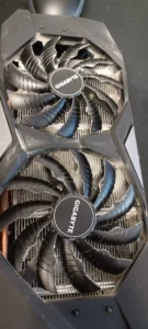 Gigabyte grafikkort med støvede blæsere