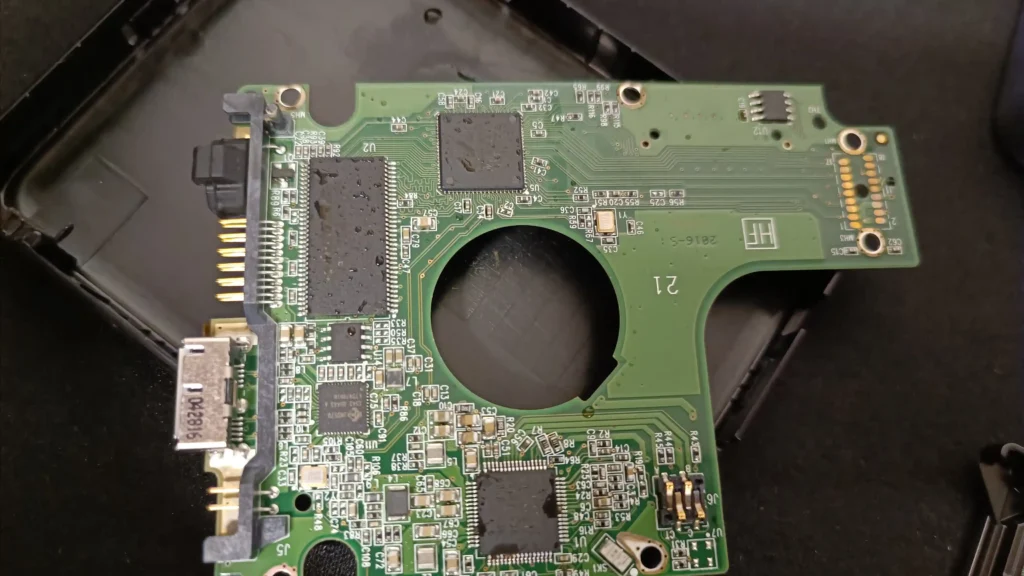 harddisk controller som har fået væskeskade