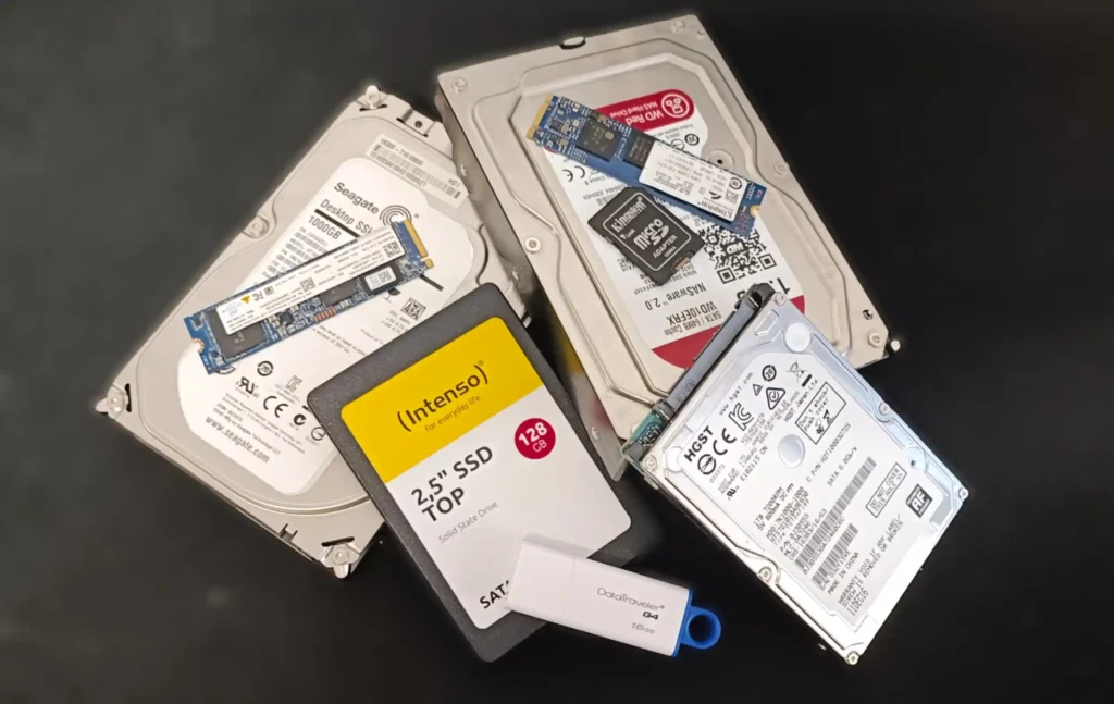 Samling af lagermedier til computer og bærbar – mekanisk harddisk, SATA SSD, NVMe drev og USB stik