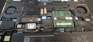 Indvendig Dell bærbar computer med blæsere og RAM