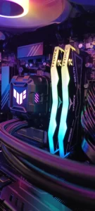 Indvendig gaming computer med RGB RAM og vandkøling