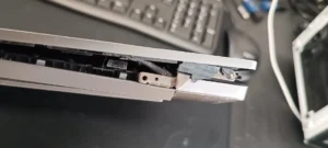 Knækket og beskadiget skærmhængsel på bærbar computer