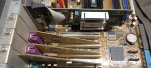 Nostalgisk computer hardware med gamle PCI kort og bundkort