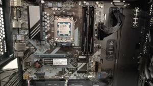 Samling af gaming computer med AMD Ryzen og Gigabyte bundkort