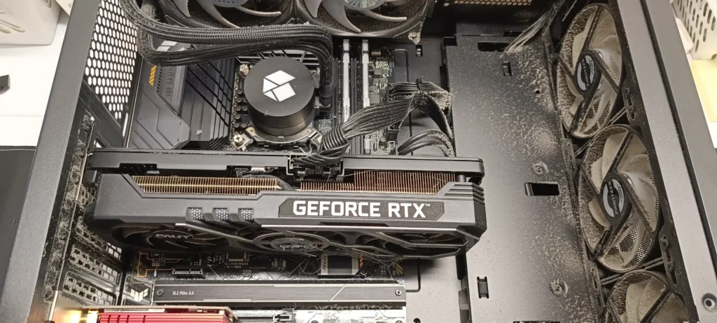 støvet gaming computer