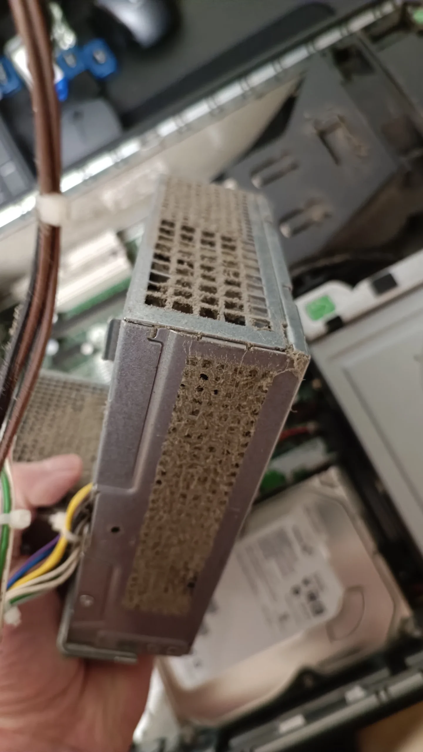 støvet defekt strømforsyning fra stationær PC