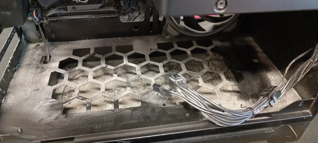 Støvet computer kabinet med tilstoppet strømforsyning filter