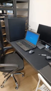stationær computer og lenovo bærbar til reparation på værksted